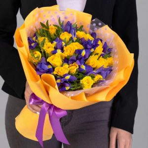 Букет из желтых роз и синих ирисов — Букеты цветов