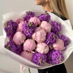 Букет из розовых пионов и маттиолы — Букеты цветов