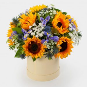 Шляпная коробка с ирисами и подсолнухами — Букеты цветов