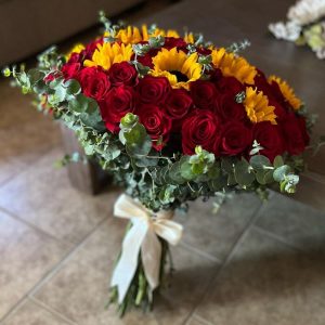 Букет с красными розами и подсолнухами — Букеты цветов