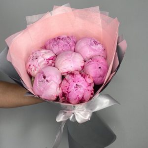 Букет из 7 розовых пионов Сара Бернар — Пионы