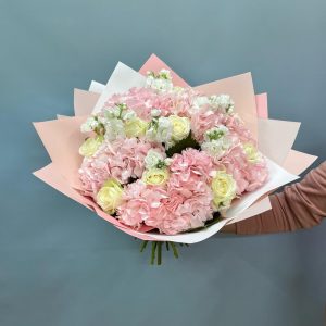 Авторский букет из розы, маттиола, гортензия — Букеты цветов