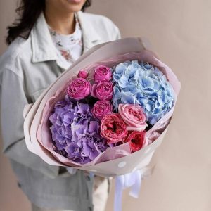 Яркий букет с гортензией и пионовидной розой — Букеты цветов