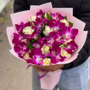Букет из розовых орхидей и роз — Букеты цветов