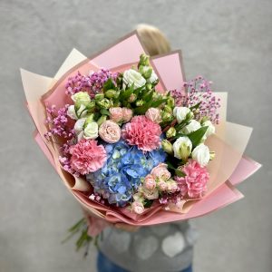 Букет с голубой гортензией и ассорти цветов