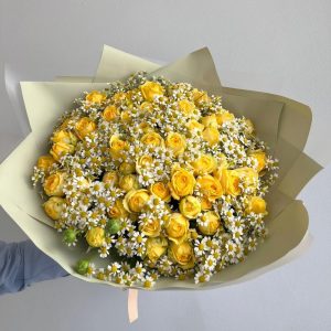 Желтые пионовидные розы и ромашки — Букеты цветов