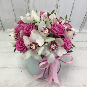 Розы и орхидеи в шляпной коробке — Букеты цветов