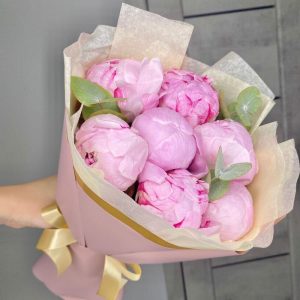 Букет из 7 розовых пионов в упаковке — Пионы