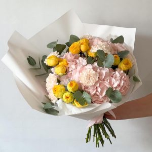 Букет с желтыми пионовидными розами и гортензиями — Букеты цветов