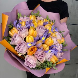 Авторский букет из пионовидных тюльпанов и ирисов — Букеты цветов