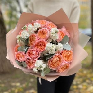 Пионовидные кустовые розы и маттиола
