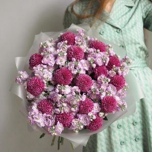 Большой букет с ароматной маттиолой и яркой хризантемой — Букеты цветов