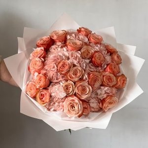 Большой букет из пионовидных роз и гортензий