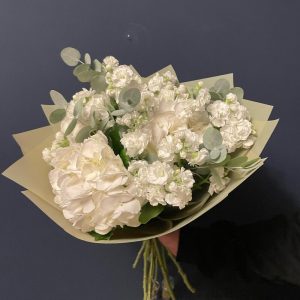 Белый букет с гортензией и кустовой маттиолой — Букеты цветов