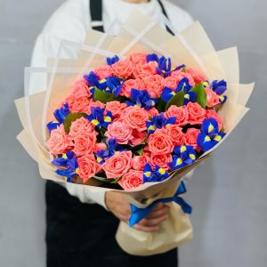 Кустовые розовые розы с ирисами — Букеты цветов