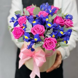 Розы и ирисы в шляпной коробке — Букеты цветов