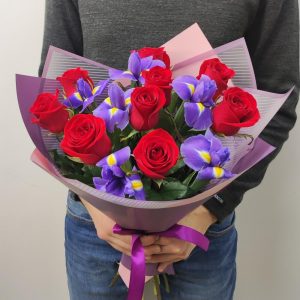 Красные розы с ирисами — Букеты цветов