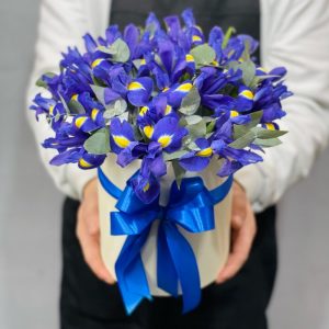 Коробка с 19 ирисами — Букеты цветов