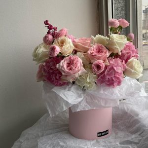 Нежная композиция с пионовидными розами и гортензией — Букеты цветов