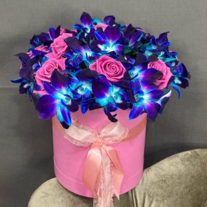 Букет из роз и орхидей в коробке — Букеты цветов