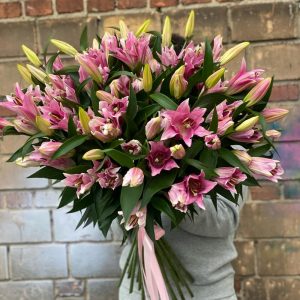 Букет из 19 розовых лилий — Букеты цветов