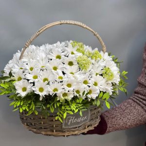 Букет из 9 белых хризантем в корзине — Букеты цветов