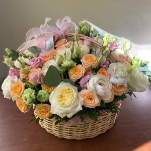 Большая корзина с цветами в нежных оттенках — Букеты цветов
