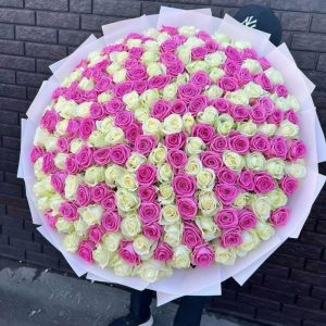 201 белая и розовая роза букет — 205 роз