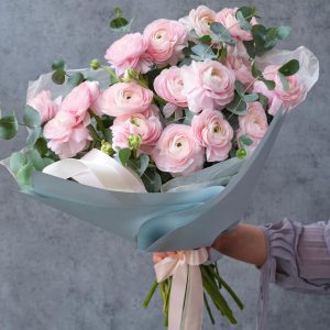 Букет из розовых ранункулюсов с эвкалиптом — Букеты цветов