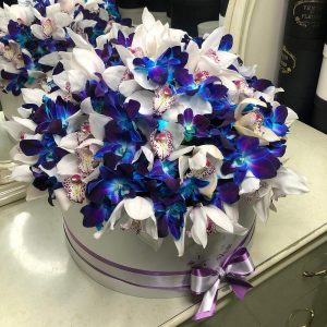 Букет из белых и синих орхидей в коробке — Букеты цветов