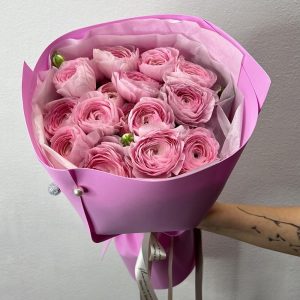 17 розовых ранункулюсов в упаковке — Букеты цветов