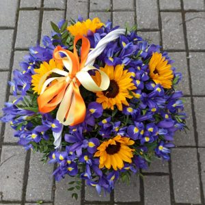 Букет из подсолнухов и ирисов в корзине — Букеты цветов