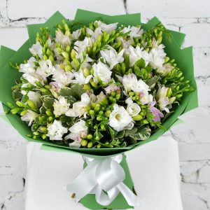 Букет из 45 белых фрезий — Букеты цветов
