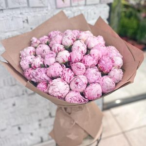 Букет из 45 розовых пионов в упаковке — Нежные пионы