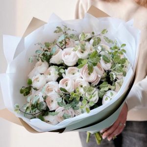 Букет из 35 ранункулюсов — Букеты цветов
