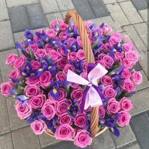 Букет ирисов с розами в корзине — Букеты цветов