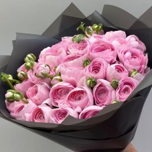 29 розовых ранункулюсов в упаковке — Букеты цветов