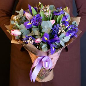 Сборный букет с гиацинтами и тюльпанами —