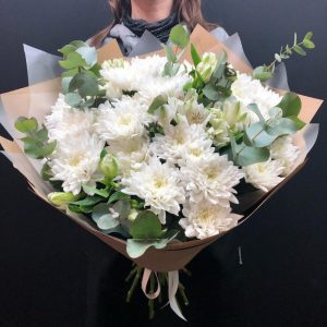 Букет из белых хризантем и альстромерий — Букеты цветов