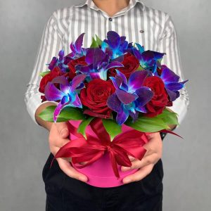 Синие орхидеи в шляпной коробке с розами