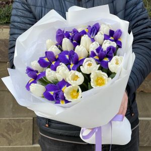 Букет из белых тюльпанов и ирисов — Букеты цветов