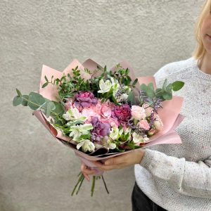 Авторский букет с розовой гортензией и диантусами — Букеты цветов