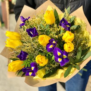 Букет из тюльпанов, ирисов и мимозы — Букеты цветов