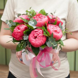 7 розовых пионов в коробке — Пионы