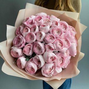 Букет из 39 розовых ранункулюсов — Букеты цветов