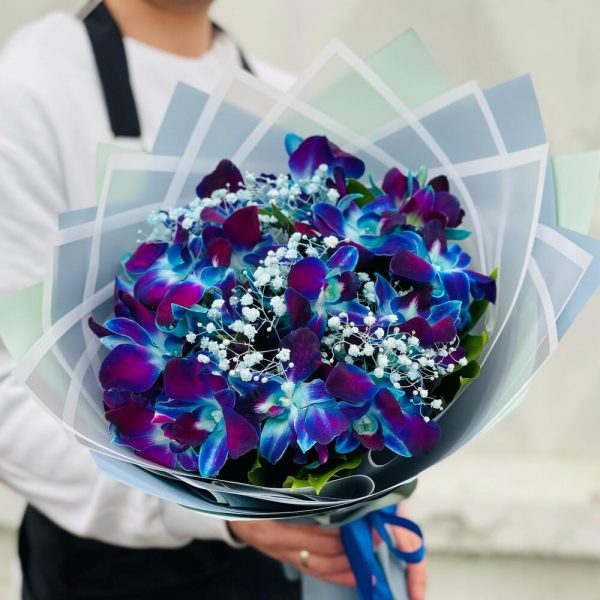 Букет из 31 синей орхидеи