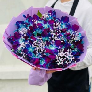 Букет из синих орхидей гипсофилы — Букеты цветов