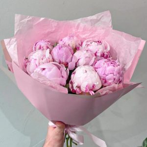 Букет из 9 розовых пионов Сара Бернар — 10 пионов
