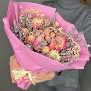 Яркий букет из сухоцветов с лавандой