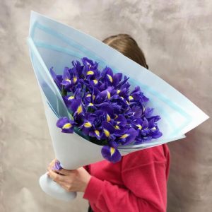 Букет из 25 ирисов в упаковке — Букеты цветов